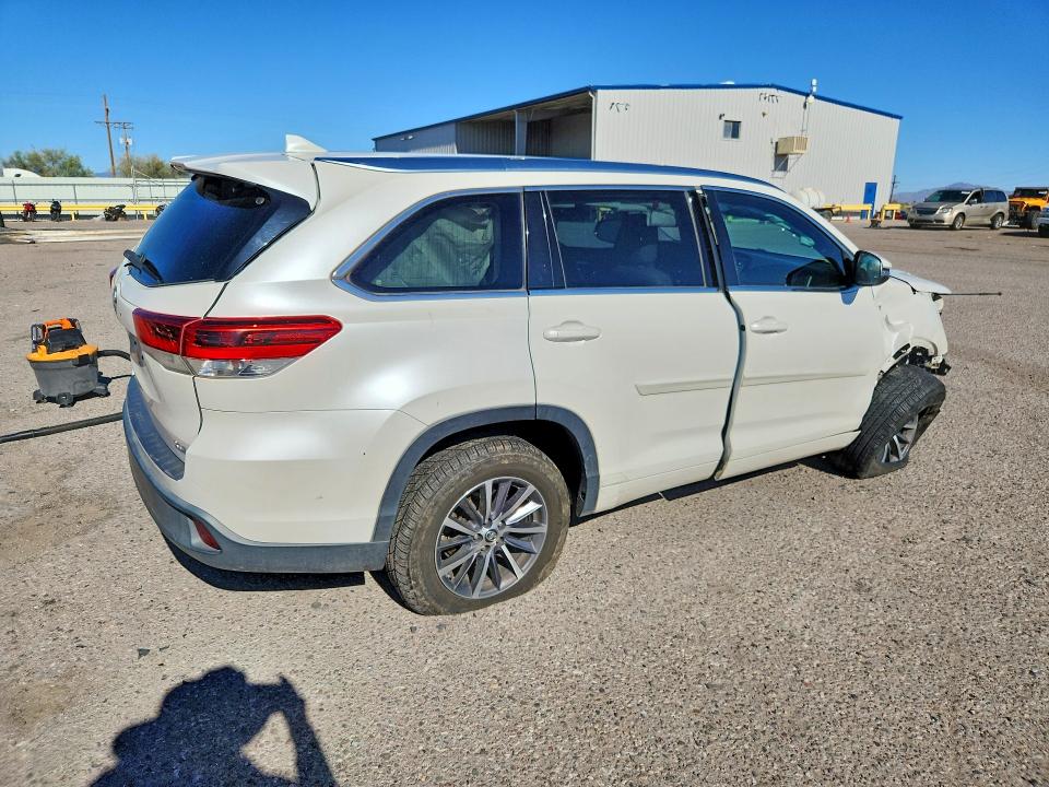 2017 Toyota Highlander მანქანა იყიდება აუქციონზე, vin: 5TDKZRFH2HS517941, აუქციონის ნომერი: 58146166