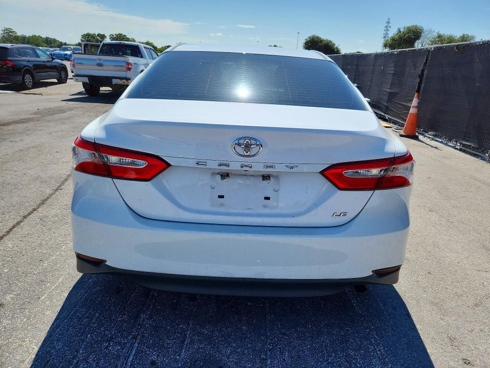 57261396 :رقم المزاد ، 4T1B11HK3JU050432 vin ، 2018 Toyota Camry مزاد بيع