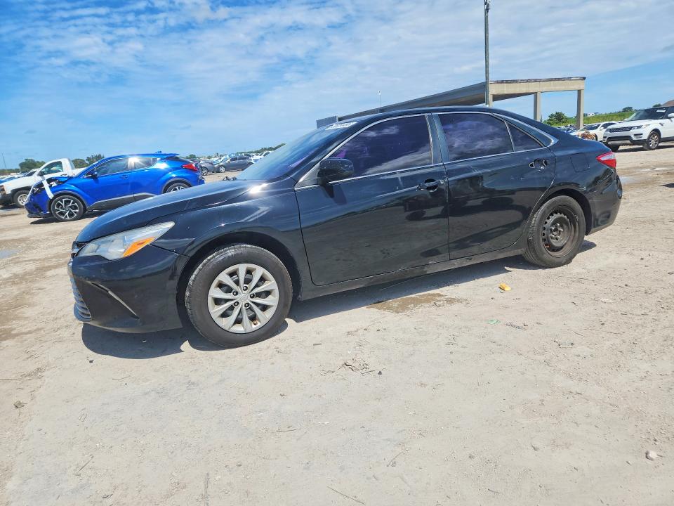 56054496 :رقم المزاد ، 4T1BF1FK3FU001940 vin ، 2015 Toyota Camry مزاد بيع