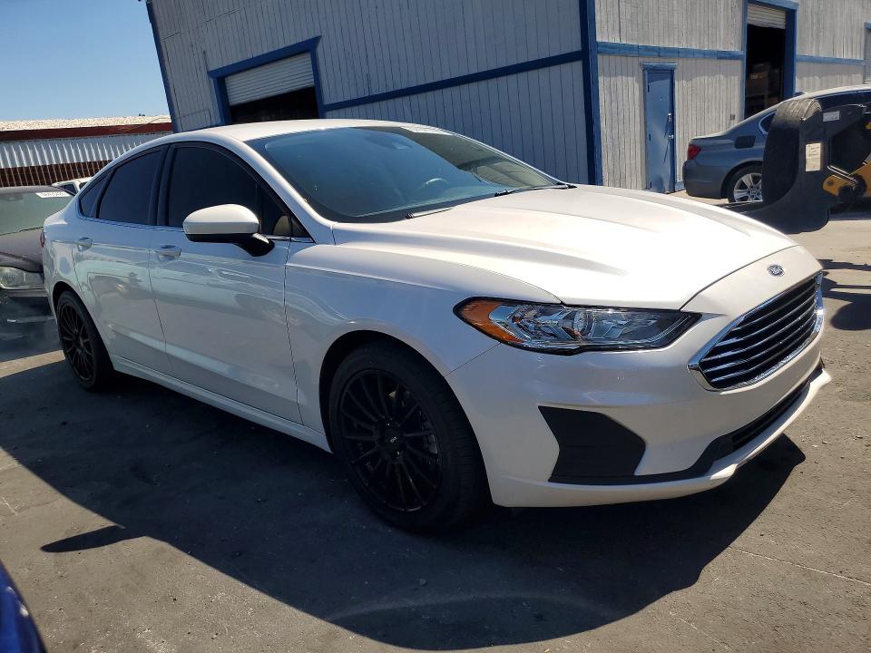 57371496 :رقم المزاد ، 3FA6P0HD8KR135362 vin ، 2019 Ford Fusion مزاد بيع