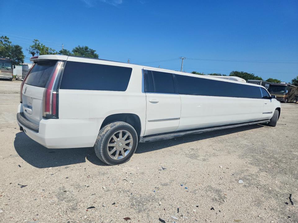 58441956 :رقم المزاد ، 1GNSCJKC0FR139800 vin ، 2015 Chevrolet Suburban مزاد بيع