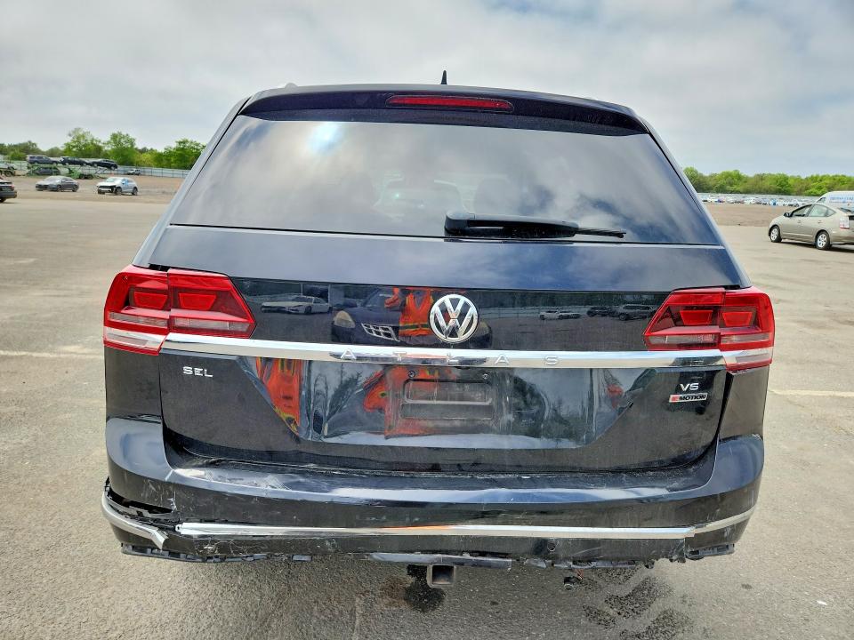 56106156 :رقم المزاد ، 1V2RR2CA4JC530404 vin ، 2018 Volkswagen Atlas مزاد بيع