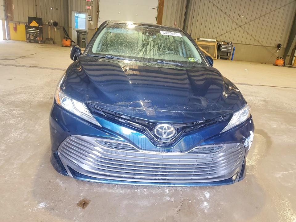 58083596 :رقم المزاد ، 4T1B11HK0JU645576 vin ، 2018 Toyota Camry مزاد بيع