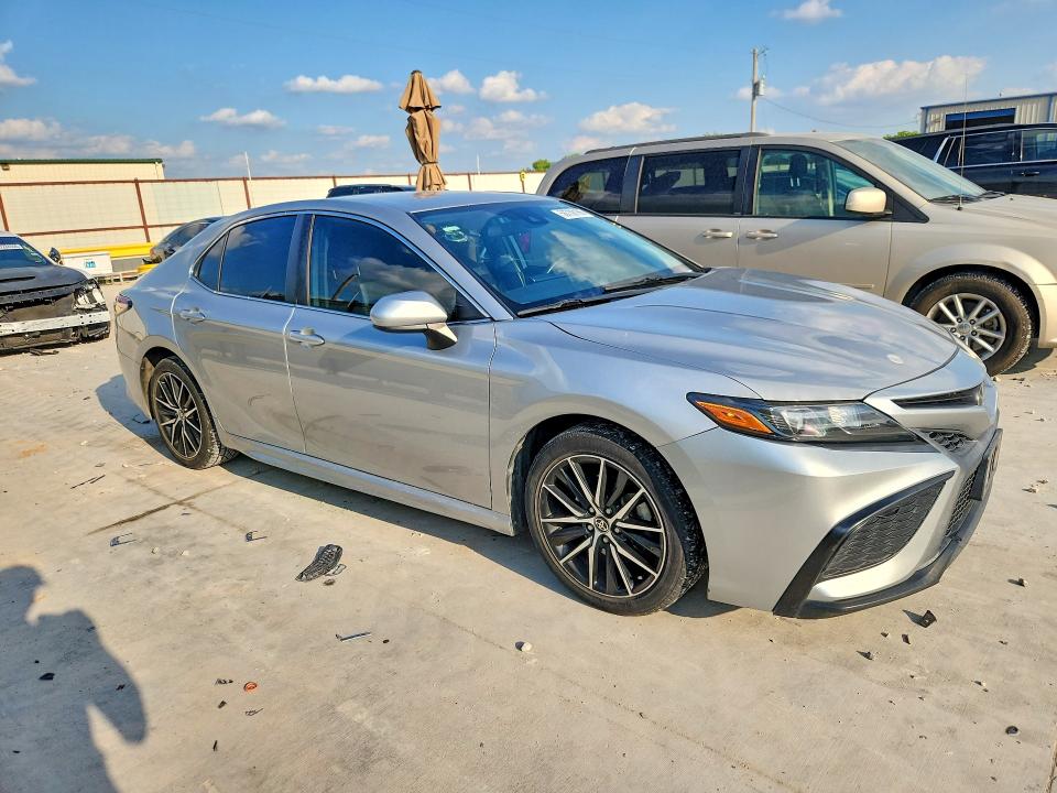 56739186 :رقم المزاد ، 4T1G11AK5MU452988 vin ، 2021 Toyota Camry مزاد بيع