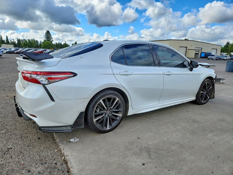 56819126 :رقم المزاد ، 4T1B61HK7JU056378 vin ، 2018 Toyota Camry مزاد بيع