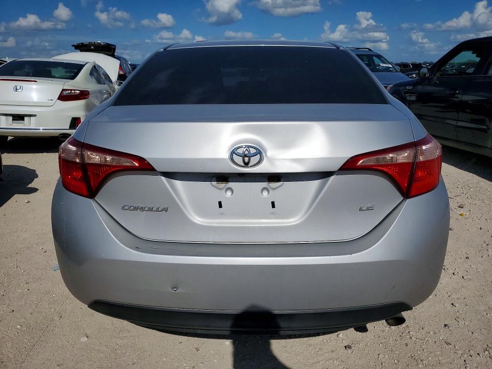 57021876 :رقم المزاد ، 5YFBURHE7JP767997 vin ، 2018 Toyota Corolla مزاد بيع