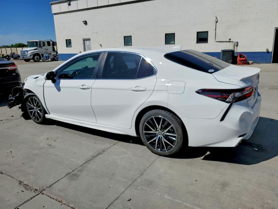 55917526 :رقم المزاد ، 4T1S31AK6NU572854 vin ، 2022 Toyota Camry Hybrid مزاد بيع