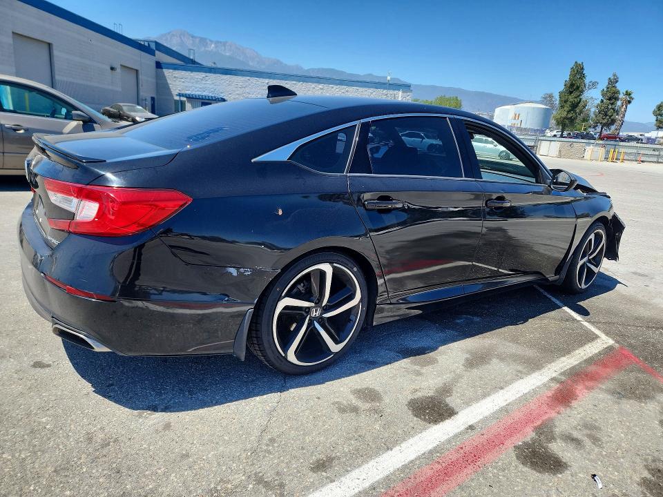 56189016 :رقم المزاد ، 1HGCV1F34JA092121 vin ، 2018 Honda Accord مزاد بيع