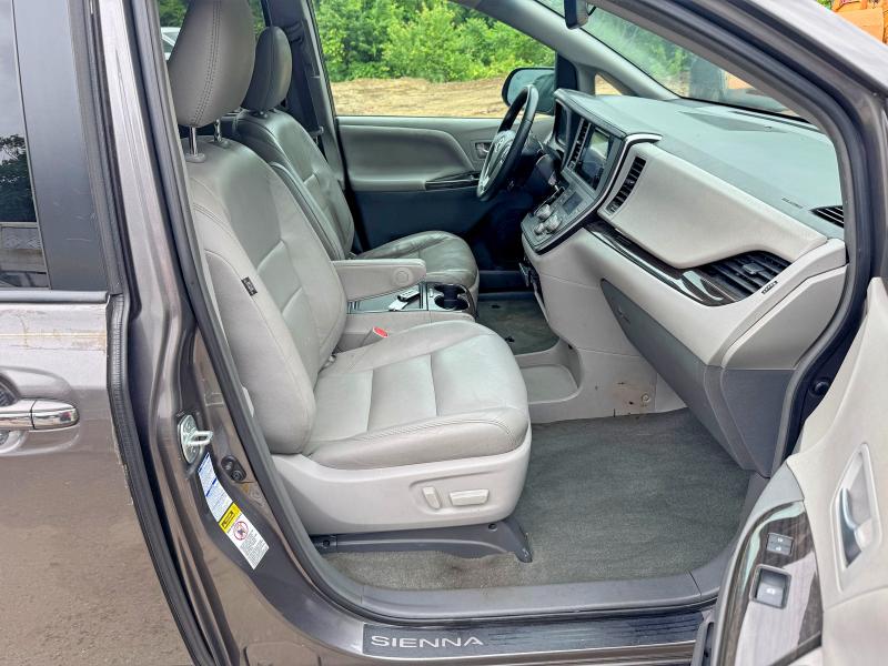 58819886 :رقم المزاد ، 5TDDZ3DC2HS167093 vin ، 2017 Toyota Sienna مزاد بيع