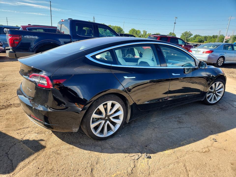 57876806 :رقم المزاد ، 5YJ3E1EB0JF135058 vin ، 2018 Tesla Model 3 مزاد بيع