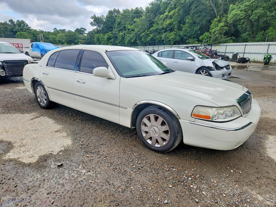 57487036 :رقم المزاد ، 1LNHM85W33Y700177 vin ، 2003 Lincoln Town Car مزاد بيع