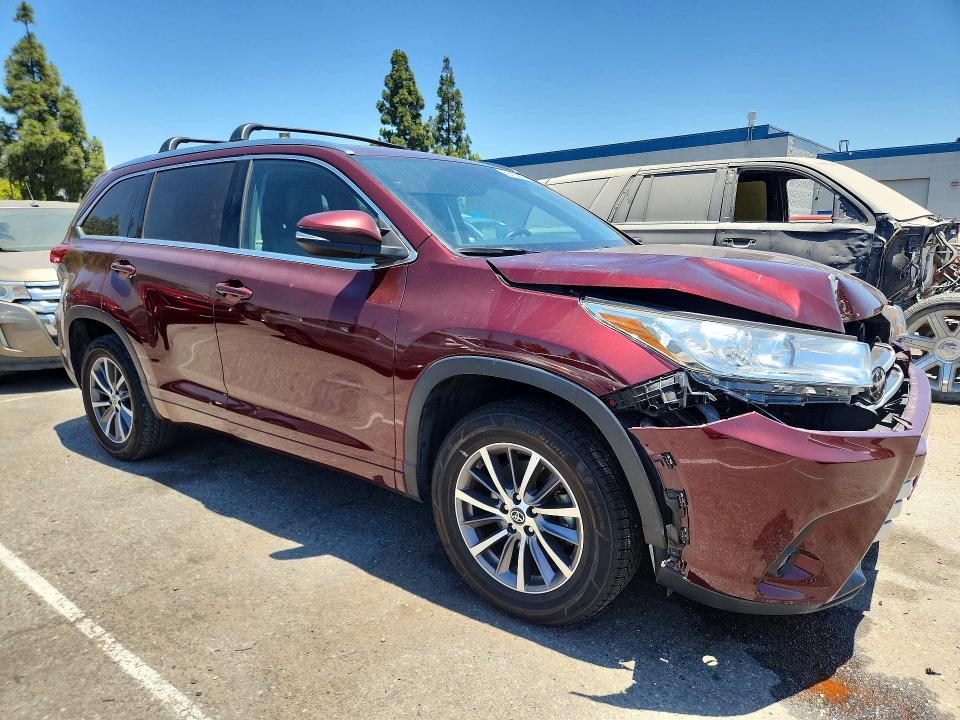 58413366 :رقم المزاد ، 5TDKZRFH8JS275629 vin ، 2018 Toyota Highlander مزاد بيع