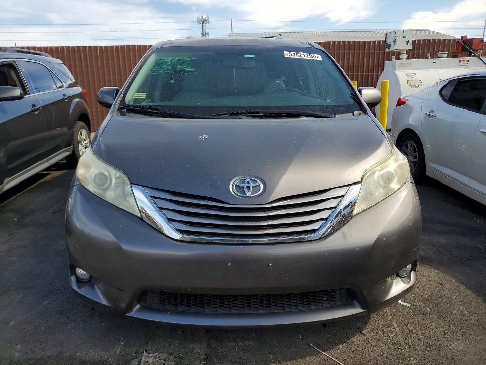 54821296 :رقم المزاد ، 5TDYZ3DC4HS828348 vin ، 2017 Toyota Sienna مزاد بيع
