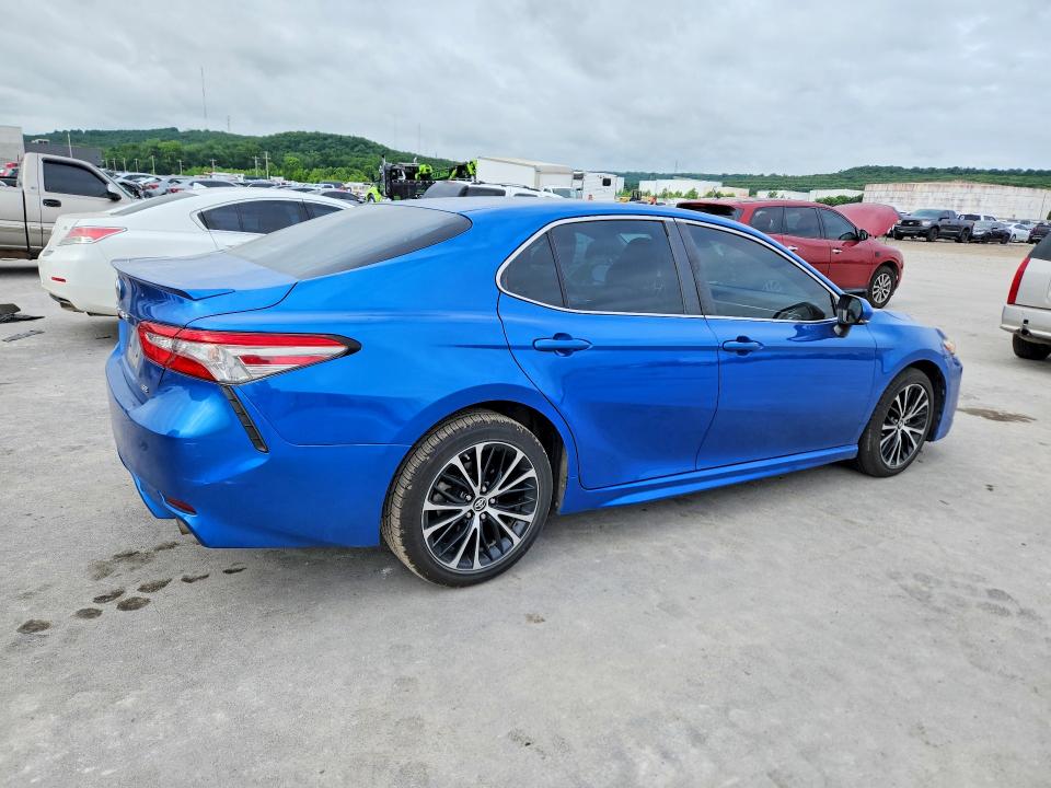 53741146 :رقم المزاد ، 4T1B11HK9JU074685 vin ، 2018 Toyota Camry مزاد بيع