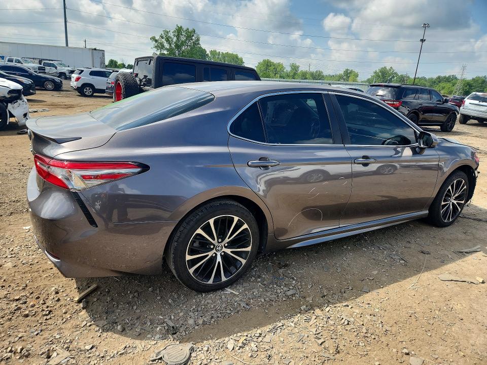 59283656 :رقم المزاد ، 4T1B11HKXJU081662 vin ، 2018 Toyota Camry مزاد بيع