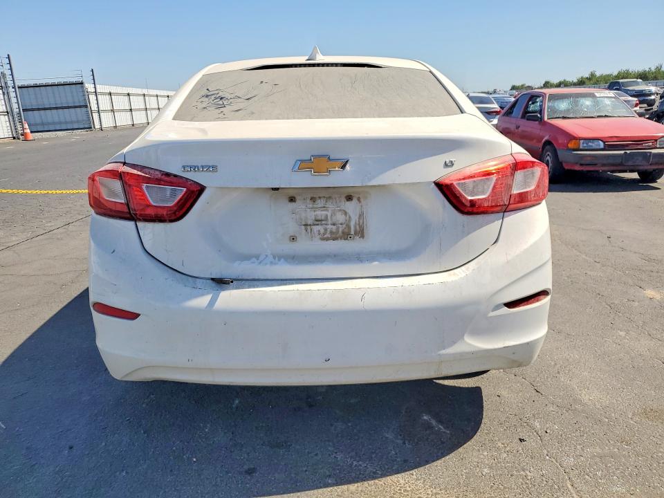57390116 :رقم المزاد ، 1G1BE5SM8J7107581 vin ، 2018 Chevrolet Cruze مزاد بيع