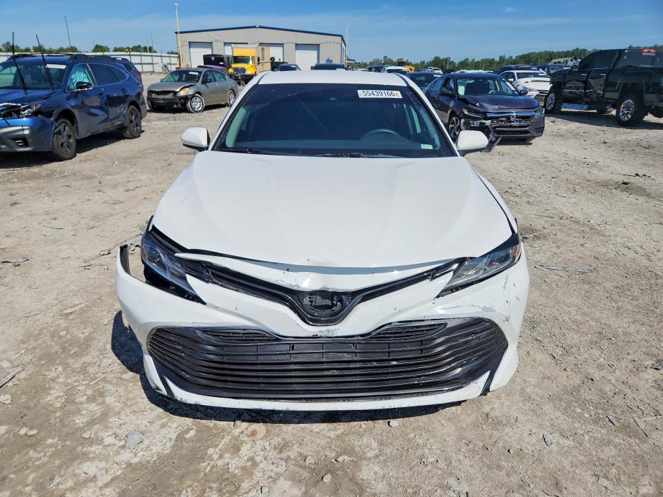 55439166 :رقم المزاد ، 4T1C11AK2LU977410 vin ، 2020 Toyota Camry مزاد بيع