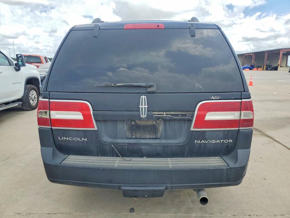 56807116 :رقم المزاد ، 5LMFU275X8LJ03327 vin ، 2008 Lincoln Navigator مزاد بيع