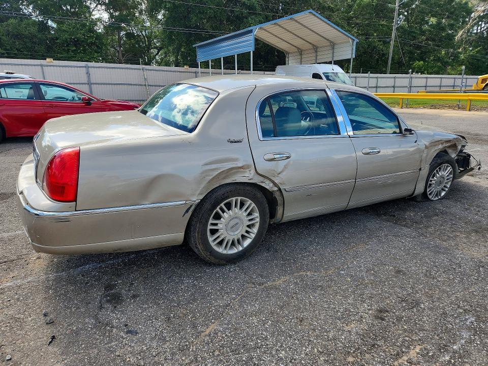 2011 Lincoln Town Car მანქანა იყიდება აუქციონზე, vin: 2LNBL8CVXBX761026, აუქციონის ნომერი: 57011476