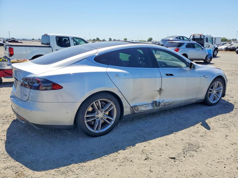 56996116 :رقم المزاد ، 5YJSA1E22FF120253 vin ، 2015 Tesla Model S مزاد بيع
