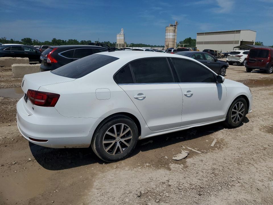 55723986 :رقم المزاد ، 3VWDB7AJ3JM260142 vin ، 2018 Volkswagen Jetta مزاد بيع