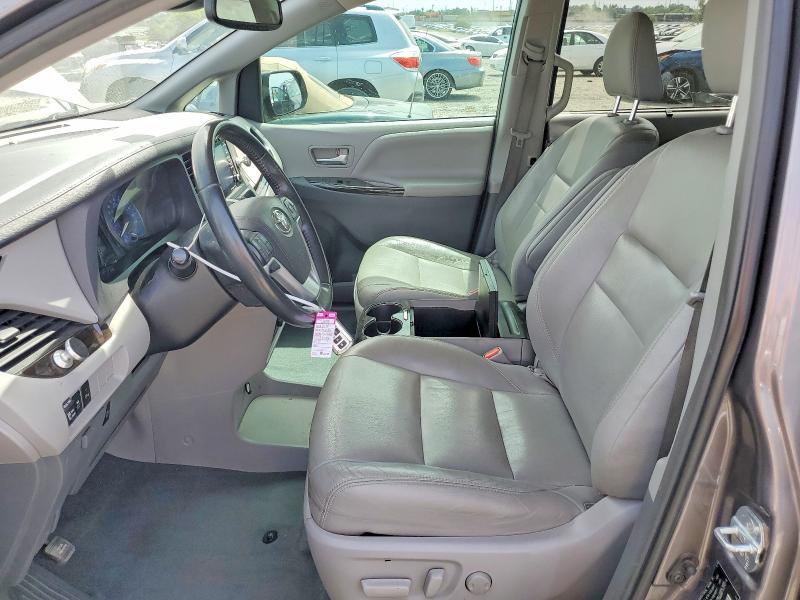 56599976 :رقم المزاد ، 5TDYZ3DC1KS989490 vin ، 2019 Toyota Sienna مزاد بيع