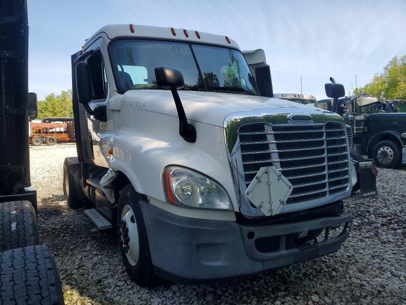 2014 Freightliner Cascadia მანქანა იყიდება აუქციონზე, vin: 1FUBGDDV2ELFN7172, აუქციონის ნომერი: 55759276