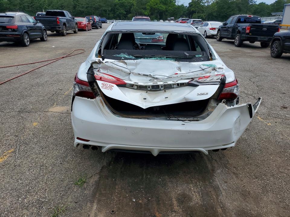 55359756 :رقم المزاد ، 4T1B61HK4JU025153 vin ، 2018 Toyota Camry مزاد بيع
