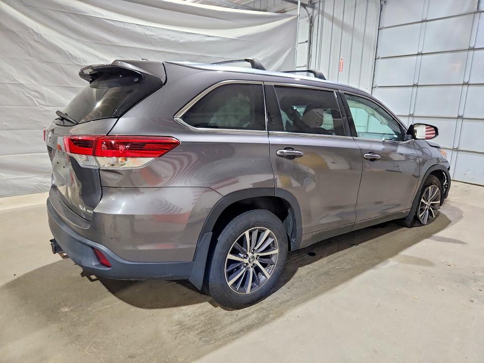 Продаж на аукціоні авто 2018 Toyota Highlander, vin: 5TDJZRFH8JS562206, номер лоту: 56228676