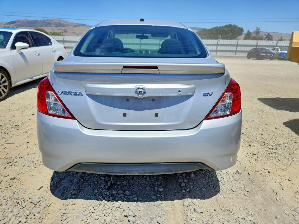 57234896 :رقم المزاد ، 3N1CN7AP6JL810839 vin ، 2018 Nissan Versa مزاد بيع