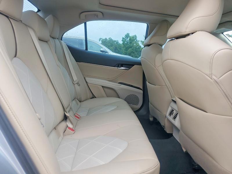 56768906 :رقم المزاد ، 4T1B11HK5JU122389 vin ، 2018 Toyota Camry مزاد بيع