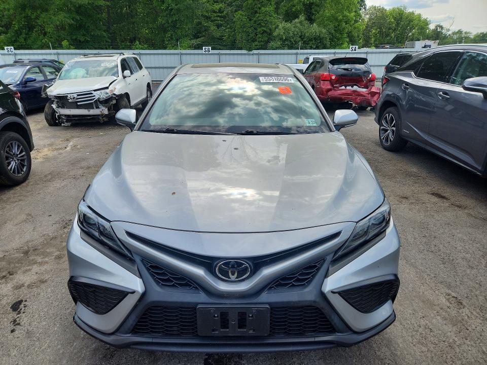 55318696 :رقم المزاد ، 4T1T11BK3NU061207 vin ، 2022 Toyota Camry مزاد بيع