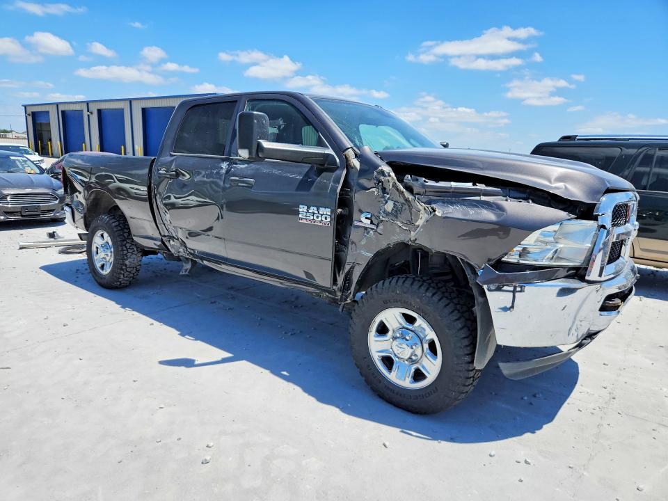 57336486 :رقم المزاد ، 3C6UR5CL7HG767918 vin ، 2017 Ram 2500 مزاد بيع