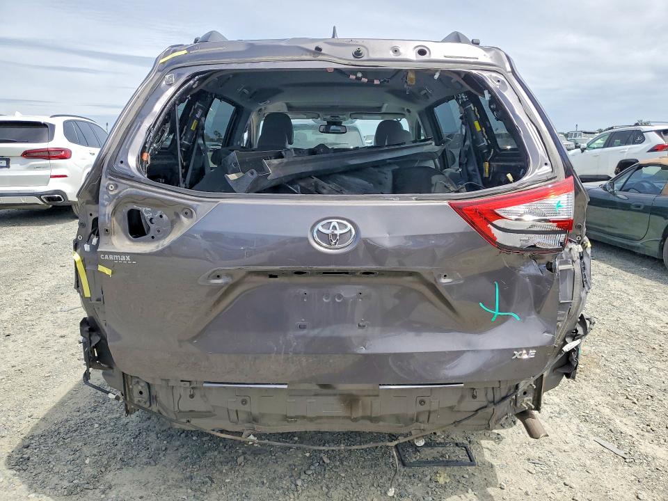 56599976 :رقم المزاد ، 5TDYZ3DC1KS989490 vin ، 2019 Toyota Sienna مزاد بيع