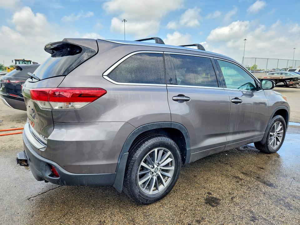 55781226 :رقم المزاد ، 5TDJZRFHXJS556651 vin ، 2018 Toyota Highlander مزاد بيع