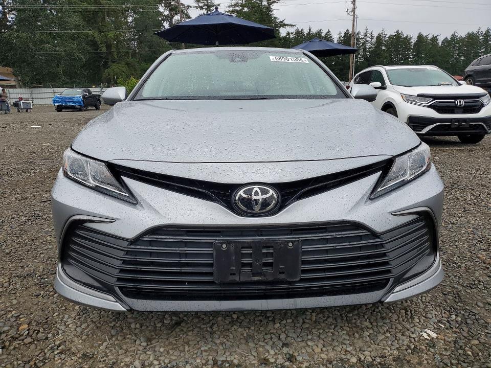 56901506 :رقم المزاد ، 4T1C11AK7NU636720 vin ، 2022 Toyota Camry مزاد بيع