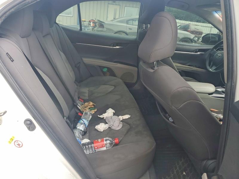 56809546 :رقم المزاد ، 4T1B11HK1JU560844 vin ، 2018 Toyota Camry مزاد بيع