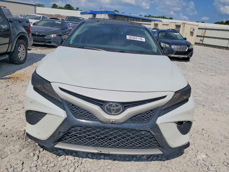 58394116 :رقم المزاد ، 4T1B61HK2JU081351 vin ، 2018 Toyota Camry مزاد بيع