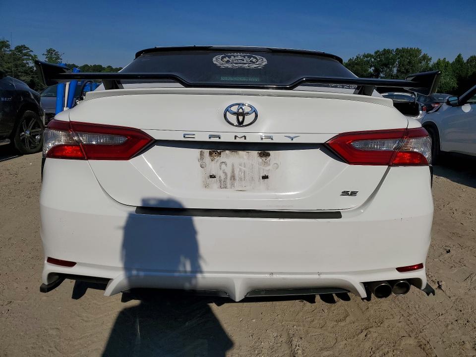 55356606 :رقم المزاد ، 4T1B11HK8JU601647 vin ، 2018 Toyota Camry مزاد بيع