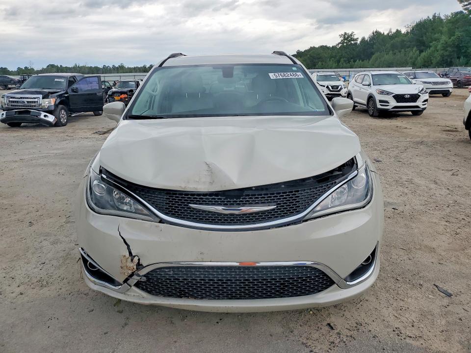 57682486 :رقم المزاد ، 2C4RC1BGXHR613792 vin ، 2017 Chrysler Pacifica مزاد بيع