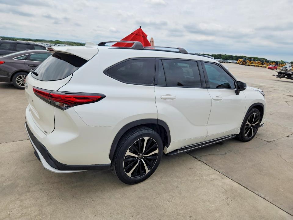 Продажа на аукционе авто 2021 Toyota Highlander, vin: 5TDLZRAH1MS065440, номер лота: 57548316