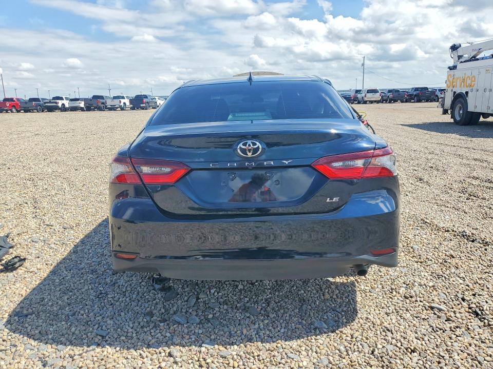 57476526 :رقم المزاد ، 4T1C11AK4MU466654 vin ، 2021 Toyota Camry مزاد بيع