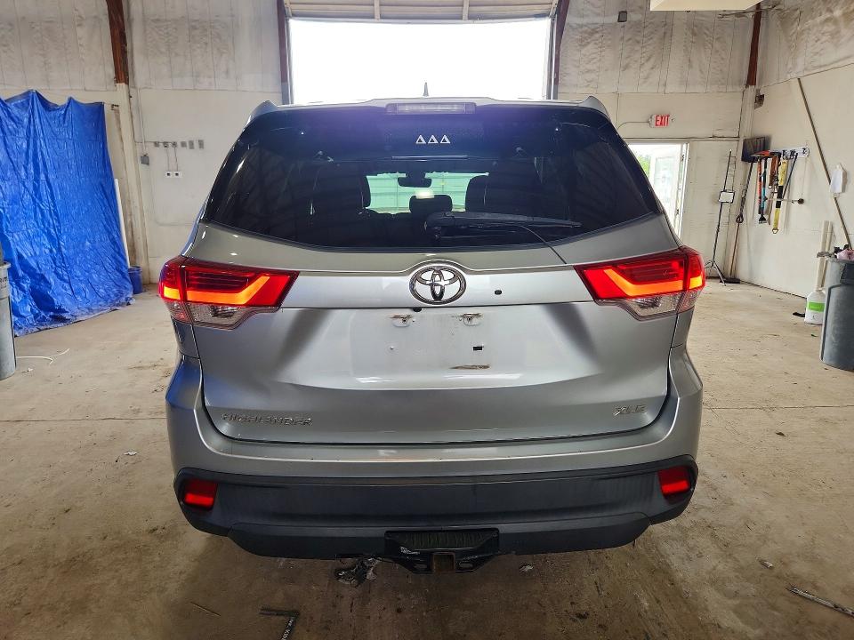 2018 Toyota Highlander მანქანა იყიდება აუქციონზე, vin: 5TDKZRFH4JS529725, აუქციონის ნომერი: 56797746