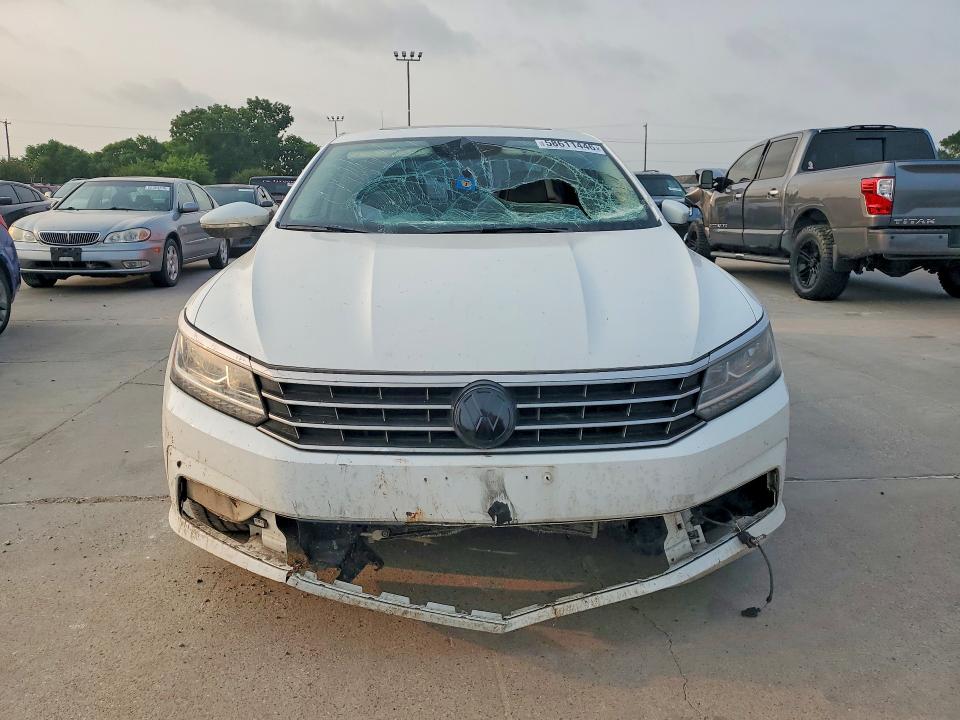 58611446 :رقم المزاد ، 1VWBA7A33JC002703 vin ، 2018 Volkswagen Passat مزاد بيع