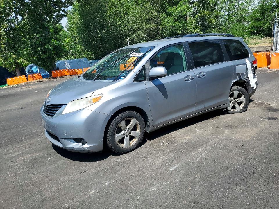 57243526 :رقم المزاد ، 5TDKK3DC8CS195307 vin ، 2012 Toyota Sienna مزاد بيع