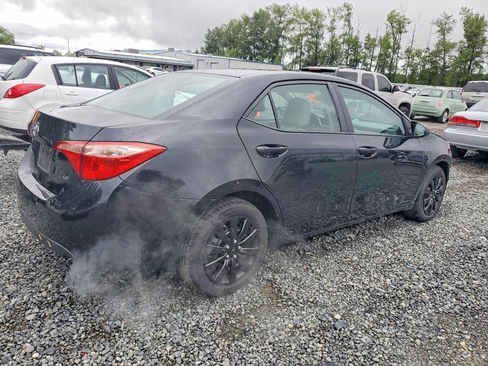 56433856 :رقم المزاد ، 5YFBURHE1HP641645 vin ، 2017 Toyota Corolla مزاد بيع