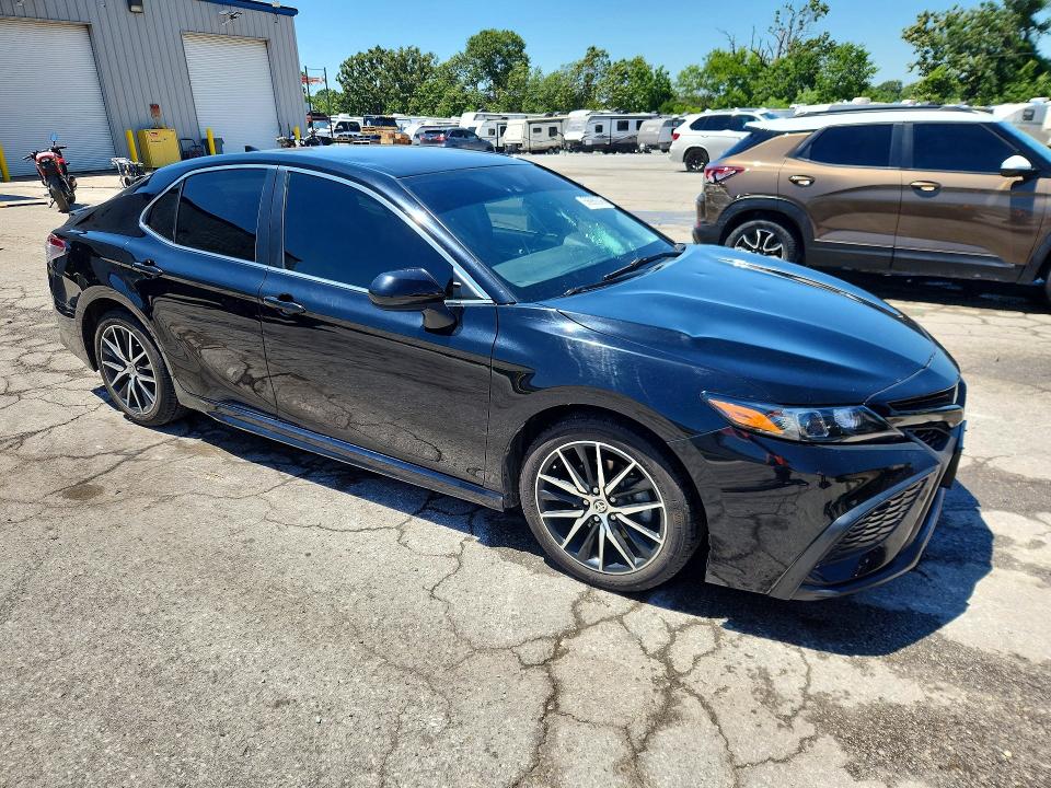 56989246 :رقم المزاد ، 4T1G11AK6MU549049 vin ، 2021 Toyota Camry مزاد بيع