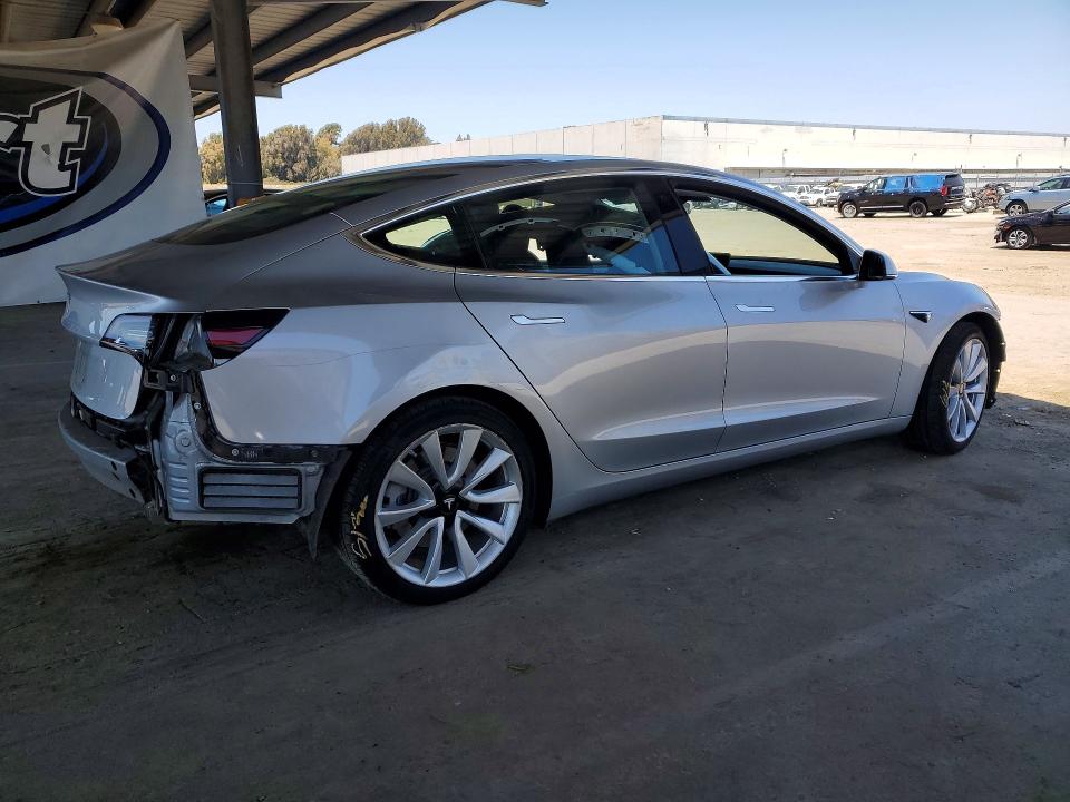 57944026 :رقم المزاد ، 5YJ3E1EB7JF069253 vin ، 2018 Tesla Model 3 مزاد بيع