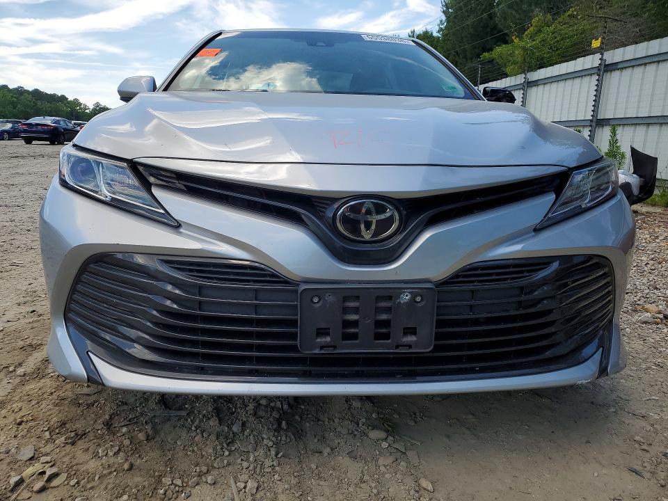 55538036 :رقم المزاد ، 4T1B11HK8JU008970 vin ، 2018 Toyota Camry مزاد بيع