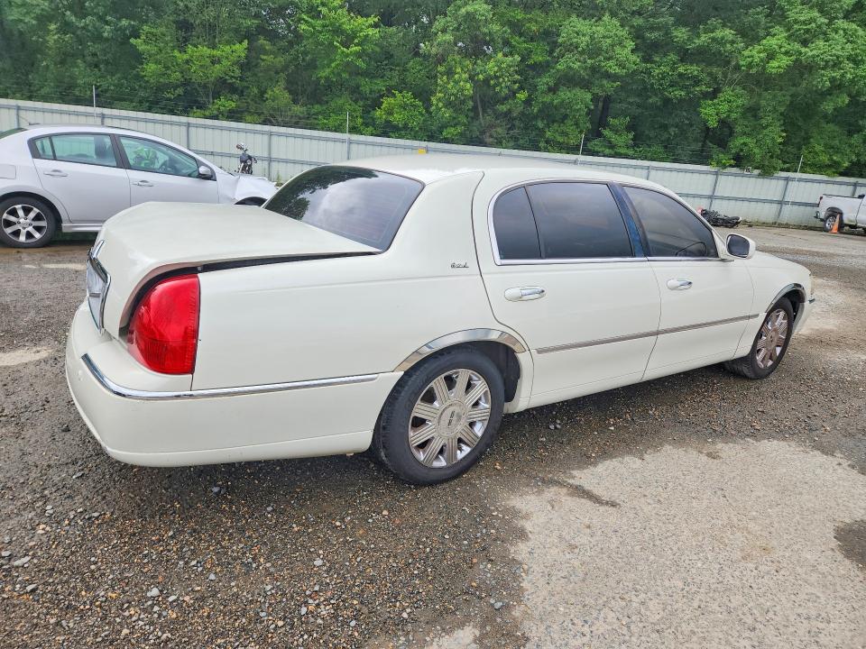 57487036 :رقم المزاد ، 1LNHM85W33Y700177 vin ، 2003 Lincoln Town Car مزاد بيع